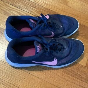 Nike Flex Experience RN 4 athletic shoes VGUC women’s size 11